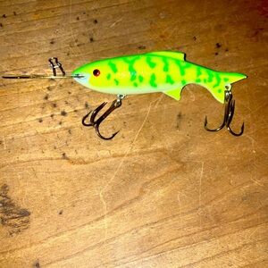 Good used condition , vintage Luhr Jensen Rockwalker 3/4 oz fishing lure